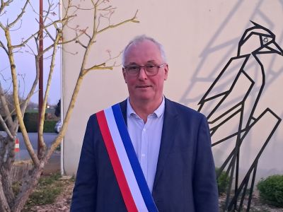 Le Maire, les adjoints et conseillers municipaux